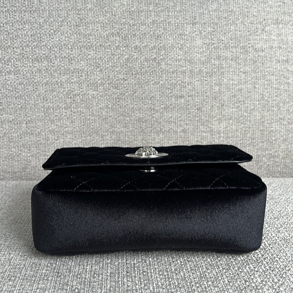 One day SALE!! Versace La Medusa icon velvet leather quilted crossbody bag NEW - Picture 6 of 9